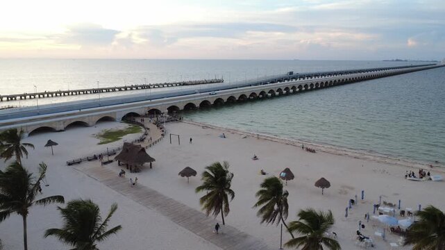 Toma de drone de Puerto Progreso, Yucat&aacute;n durante el atardecer