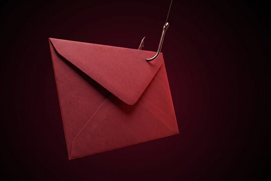 Envelope vermelho preso em um anzol de pesca. Conceito de ataque de phishing, fraude por e-mail e seguran&ccedil;a cibern&eacute;tica