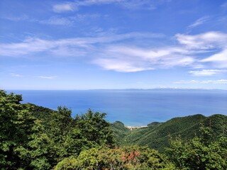Obraz premium 山から見下ろした日本海と佐渡島