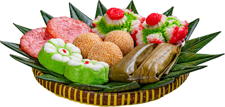 Traditional indonesian jajan pasar snacks assortment bamboo basket banana leaves onde onde cucur bikang nagasari and putu ayu isolated on transparent background
