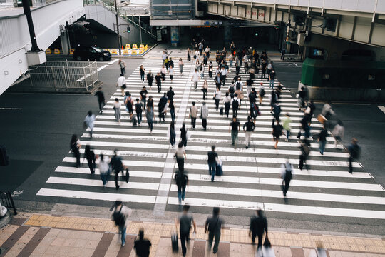 大阪梅田の交差点を行き交う人々