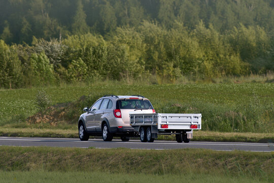 Automobile with a durable cargo trailer hitch