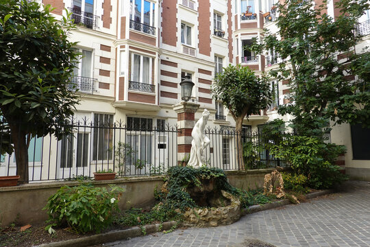 Statue de V&eacute;nus sortant du bain en marbre blanc &agrave; Paris dans une cour d'immeuble