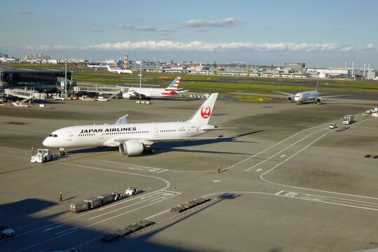  日本東京，2023年10月30日：国際羽田空港滑走路上の旅客機 ボーイング777-480-3000のターミナル移動駐機旅客機交差模様