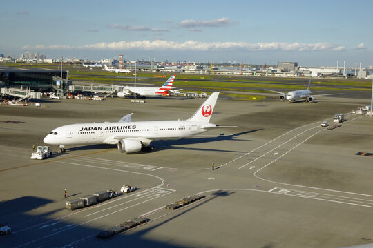  日本東京，2023年10月30日：国際羽田空港滑走路上の旅客機 ボーイング777-480-3000のターミナル移動駐機旅客機交差模様