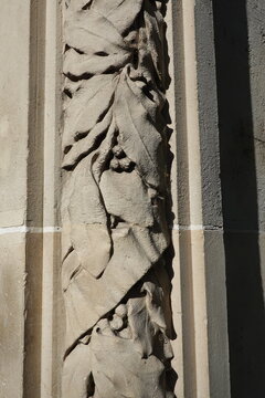Pierre sculpt&eacute;e avec motif feuillage en ornement d'encadrement de porte d'entr&eacute;e sur un immeuble Art d&eacute;co