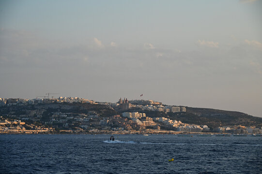 La ville de Mellieha qui domine la mer M&eacute;diterran&eacute;e et la baie de Ghadira