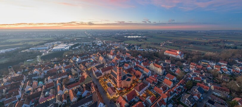Ausblick auf Friedberg bei Augsburg an einem romantischen Dezemberabend vor Weihnachten