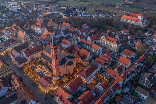 Abendd&auml;mmerung &uuml;ber der Stadt Friedberg in Schwaben in der Adventszeit