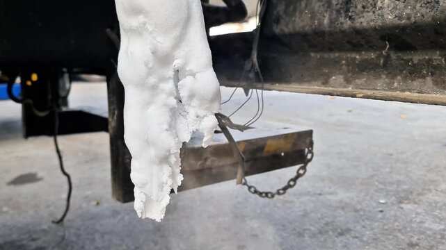 Thick Frost and Ice Accumulation on a Refrigeration Pipe Under a Commercial Vehicle Chassis: AC Malfunction and Maintenance Concept