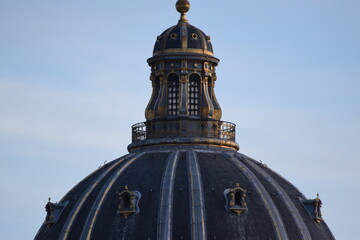 Le dome de l'Institut de France vue avec le ciel bleu © Susilo Hadi