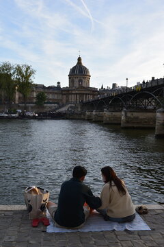 Soir&eacute;e Parisienne et une pique nique d'un couple au bord de la Seine avec de vue de pont des arts