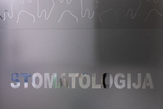 Stomatologija Sign on Glass Door