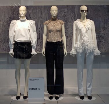 Moda para fiestas. Escaparate con maniqu&iacute;es con ropa de moda femenina de estilo rom&aacute;ntico, elegante y chic, de una tienda de ropa H & M en Madrid, Espa&ntilde;a, 22 de septiembre de 2026