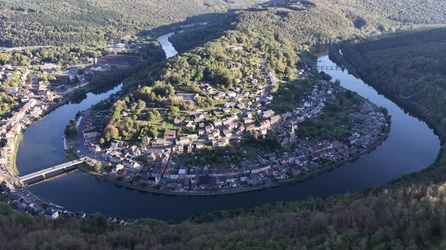 vue a&eacute;rienne de Montherm&eacute;, commune travers&eacute;e par une boucle de la Meuse dans les Ardennes. Vue panoramique de la vall&eacute;e avec une partie &agrave; l'ombre en fin d'apr&egrave;s midi en septembre. France 2026 