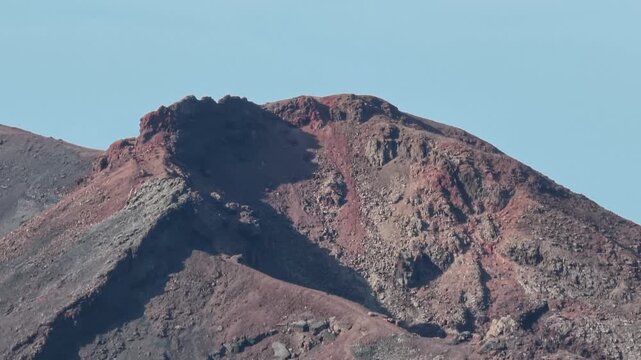 Primer plano del cr&aacute;ter y cumbre del volc&aacute;n Tenegu&iacute;a en La Palma