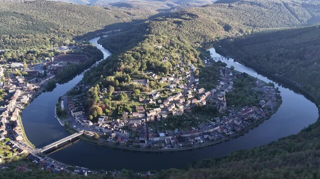 vue a&eacute;rienne de Montherm&eacute;, commune travers&eacute;e par une boucle de la Meuse dans les Ardennes. Vue panoramique de la vall&eacute;e avec une partie &agrave; l'ombre en fin d'apr&egrave;s midi en septembre. France 2026 