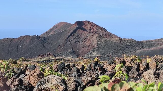 Paisaje volc&aacute;nico del cono y cr&aacute;ter del volc&aacute;n Tenegu&iacute;a con campos de pic&oacute;n y rocas de lava en Fuencaliente, La Palma.