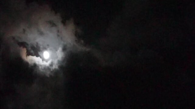 ホラー映画のような雲に覆われた月夜