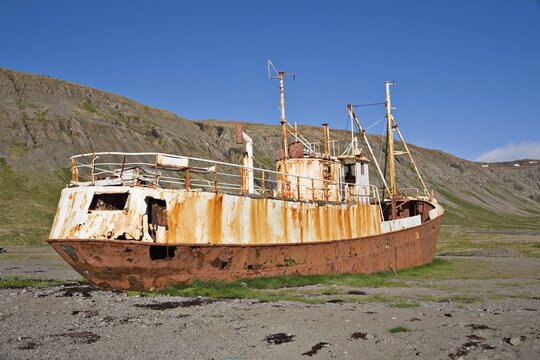Rusted "Gar&eth;ar Ba64, " Iceland's oldest ship, built in 1912 in Norway, Osafjoer&eth;ur, Western Fjord, Iceland, Atlantic Ocean