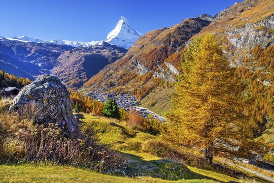 View from the hamlet of Ried down into the valley to the village and the Matterhorn 4478m in autumn, Zermatt, Mattertal, Valais, Switzerland