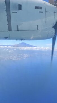 Vista del Teide desde la ventanilla de un avi&oacute;n en vuelo