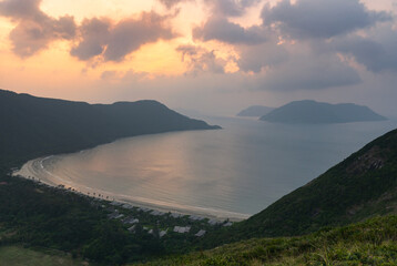 Obraz premium Panoramic view of Dat Doc Beach and Bay with distant islands of the Con Dao archipelago in Vietnam during a colorful sunrise