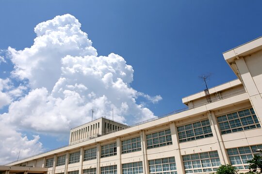 夏の青空と積乱雲が広がる学び舎校舎風景