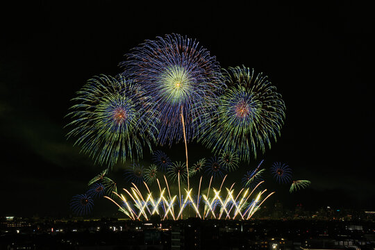 夜空に大輪の青と緑の花を咲かせる長岡まつり大花火大会の超大型スターマイン