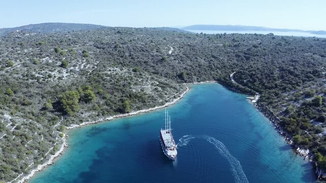 Luxusyacht in t&uuml;rkisblauer Bucht bei Trogir und Flug hinaus auf die Adria