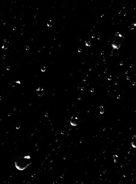 Realistic water droplets on a black background with rain drops, wet splash details and condensed glass texture, ideal for overlays, effects, photography and digital design.