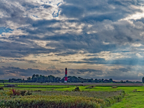 Leuchtturm auf Pellworm in der Abendd&auml;mmerung