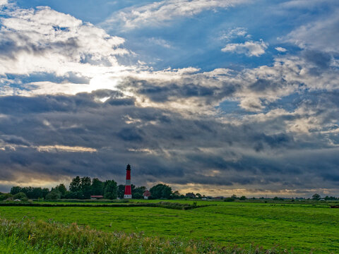 Leuchtturm auf Pellworm in der Abendd&auml;mmerung