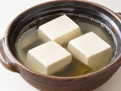 Simmered Tofu Cubes in a Clay Pot with Kelp