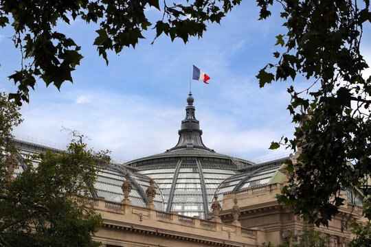 die franz&ouml;sische flagge auf dem petit palais in paris