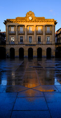 Obraz premium Sunrise at Plaza de la Constitución in San Sebastian Old Town.