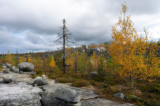 Autumn landscape with a rocky plateau under an impressive cloudy sky.