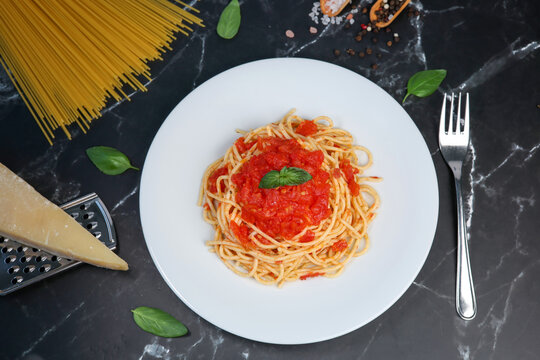spaghetti pasta with tomato sauce and basil