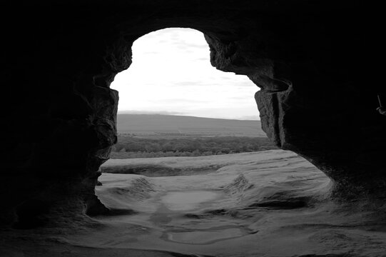Ouverture d'une grotte troglodytique &agrave; Kvakhvreli en G&eacute;orgie donnant sur un paysage de plaine