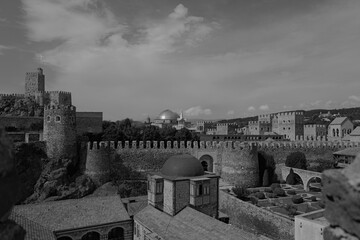 Vue panoramique sur une ville fortifiée historique de Géorgie avec remparts et tours en noir et blanc © Cyril.Labourayre