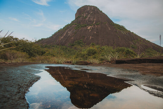 Paisajes de los cerros de Mavecure, el rio In&iacute;rida y el ca&ntilde;o san Joaqu&iacute;n
