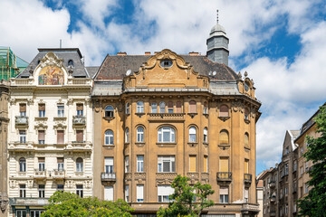 Rounded historic residential facade near Fovam Square and the Great Market Hall in Budapest, Hungary © Guillaume Angleraud