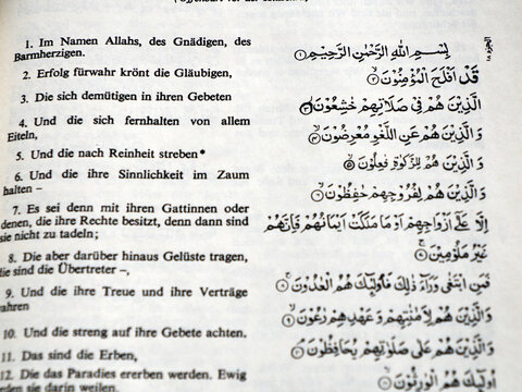 Quran bilingual Arabic German translation open book