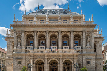 Neo renaissance facade of the Hungarian State Opera House with columned loggia and rooftop statues in Budapest © Guillaume Angleraud