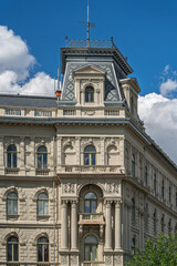 Corinthian columns and arched balcony beneath a diamond patterned mansard tower at Hubner Court in Budapest © Guillaume Angleraud