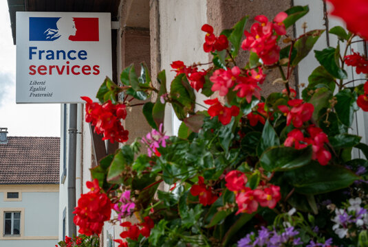 Agence France Services, organisme d'&eacute;tat qui regroupe en un m&ecirc;me lieu, plusieurs services publics pour effectuer des d&eacute;marches administratives. Jardini&egrave;res de g&eacute;raniums