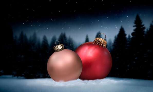 Rote Weihnachtskugel in einem verschneiten dunklen Tannenwald