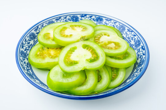 A plate of freshly sliced ​​green tomatoes
