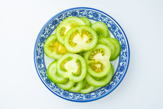 A plate of freshly sliced ​​green tomatoes