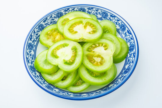 A plate of freshly sliced ​​green tomatoes